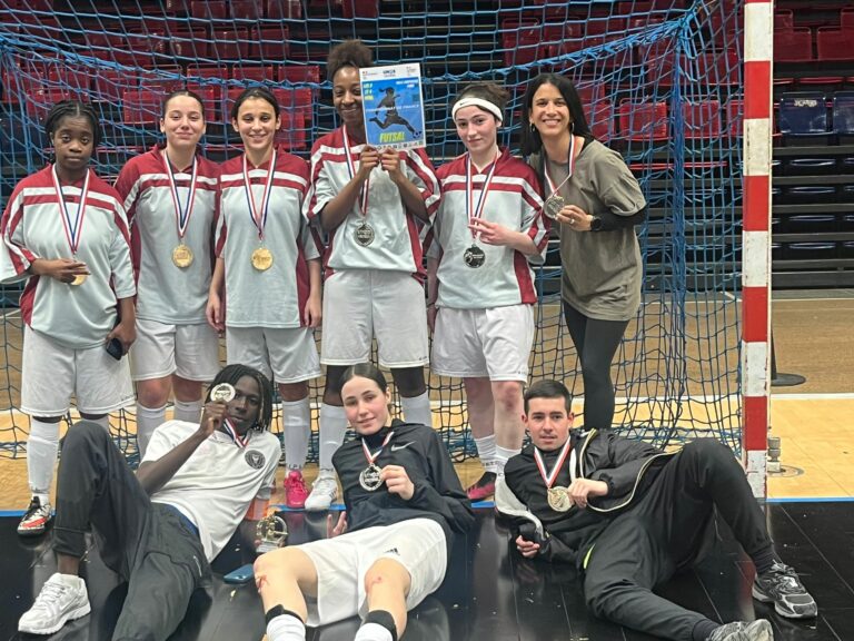 Lire la suite à propos de l’article Championnat de France de Futsal – L’équipe du lycée emmenée par Mme Vadorin prend la deuxième place !