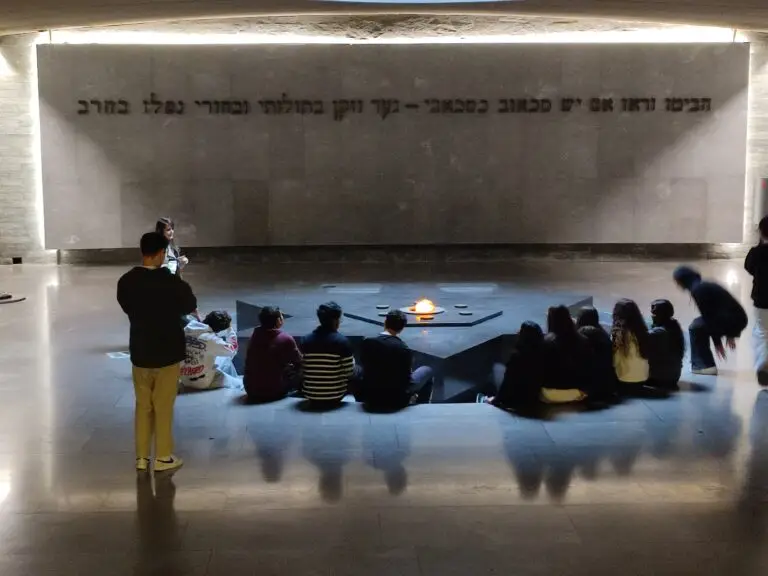 Lire la suite à propos de l’article Atelier Images d’Auschwitz au mémorial de la Shoah à Paris