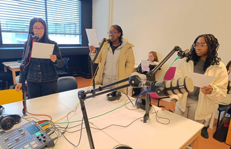 Lire la suite à propos de l’article Journalisme, fiabilité et création de contenus – le reportage radio des 2nde3 !