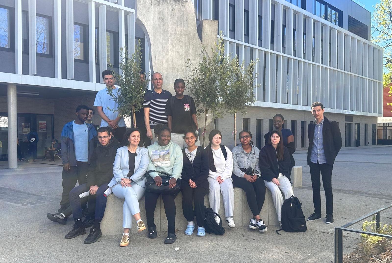 You are currently viewing Les élèves du TAGORA et de 1MCV participent à une plantation d’arbres au lycée