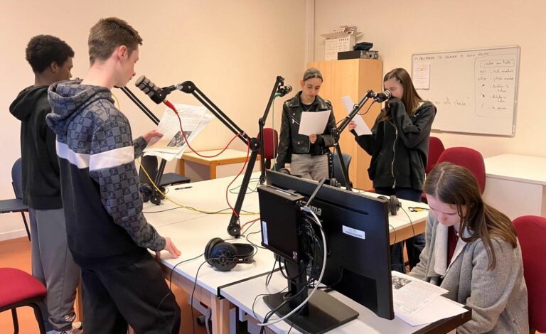 Lire la suite à propos de l’article Voix d&rsquo;Enfance : L&rsquo;Art de Raconter à la Radio