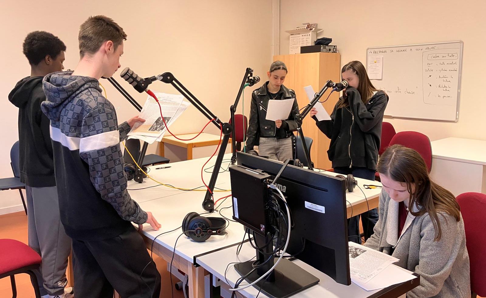 You are currently viewing Voix d&rsquo;Enfance : L&rsquo;Art de Raconter à la Radio