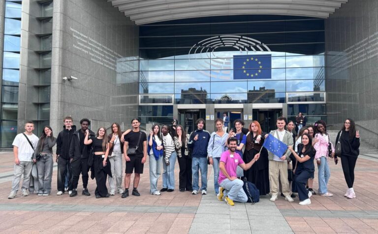 Lire la suite à propos de l’article Des élèves de Terminale invités au Parlement européen !